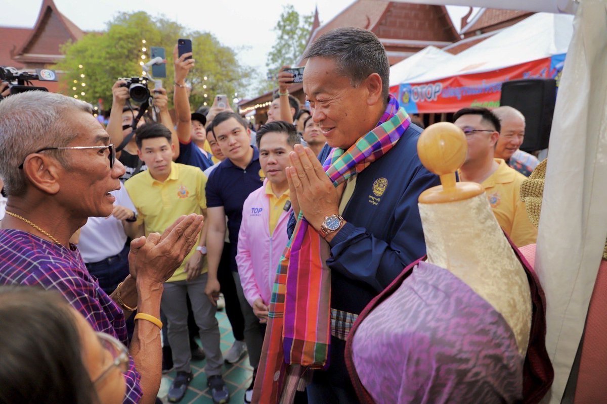 Thavisin's tweet image. ก่อนเข้ามาทำงานการเมือง ผมมาเที่ยวสุพรรณบุรีบ่อยครับ แต่ก็ยังเที่ยวไม่ครบเพราะเวลาน้อย วันนี้ได้ลงพื้นที่ 1 วันเต็ม ประทับใจหลายเรื่องเลยครับ โดยเฉพาะต้มยำปลาม้า ขนมสาลี่ ของขึ้นชื่อ จ.สุพรรณฯ อร่อยมาก ๆ แต่ที่อร่อยสุด ๆ คือ ขนมชั้นร้านแม่บ๊วย ตั้งแต่เคยทานมา ผมให้ No.1 เลยครับ…