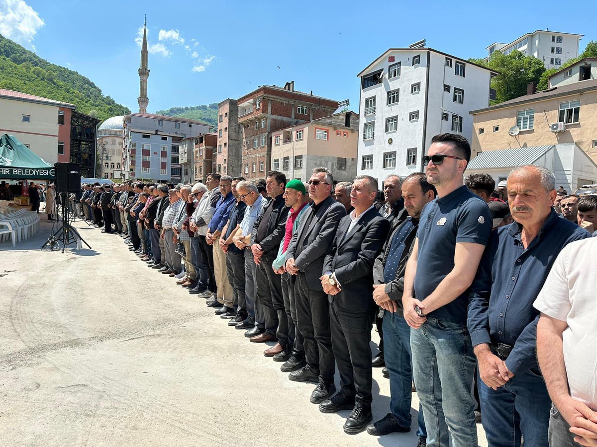 bulentbaskan52's tweet photo. Allah Rahmet Eylesin 🤲

İ�� insanı Selahattin Köklü’nün genç yaşta elim bir kaza sonucu vefat eden oğlu Mahmut Köklü’nün, Korgan- Tepealan Mahallesindeki cenaze merasimine katılım sağladık. 

Köklü ailesine, yakınlarına, sevenlerine başsağlığı ve sabır diliyorum. https://t.co/b1uGwNuuYZ