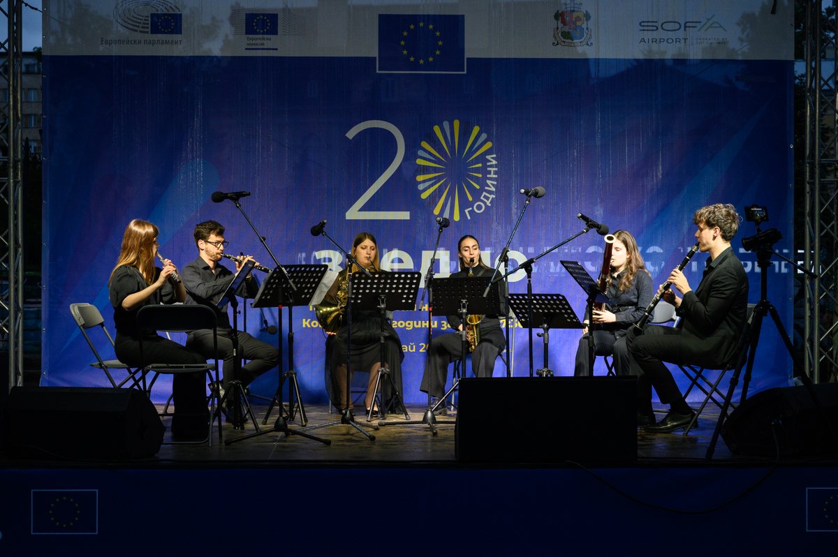 Френското посолство, в лицето на своя първи съветник Стефани ПЕТИБОН, се присъедини към тържествата по случай Деня на Европа в София вчера, организирани от Столична община, Представителството на ЕK в България и посолствата на страните, които се присъединиха към ЕС през 2004 г.