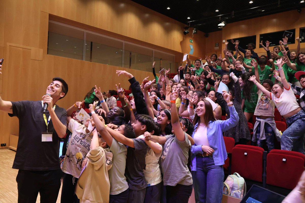 Fundación Aprender a Mirar (@aprendermirar) on Twitter photo 🎤 También nos acompañó el rapero <a href="/miguelsubze/">Subze</a>, que nos contó su experiencia con el #bullying y #ciberbullying. 🎶 Además, le cantamos un rap creado con los distintos conceptos aprendidos a lo largo del año 💭 🎤 También nos acompañó el rapero <a href="/miguelsubze/">Subze</a>, que nos contó su experiencia con el #bullying y #ciberbullying. 🎶 Además, le cantamos un rap creado con los distintos conceptos aprendidos a lo largo del año 💭