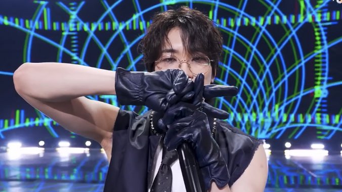 wonwooszone's tweet photo. wonwoo doing the K sign for keria like he promised him on kode 😁 https://t.co/RXf0P05LKX