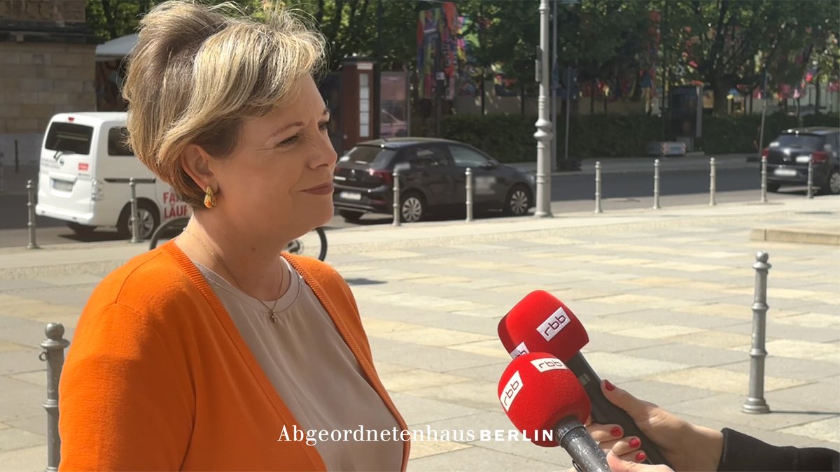 Am 22. Mai findet anlässlich des 75. Jubiläums des Grundgesetzes erstmals auf dem Vorplatz des #AGH ein feierliches Gelöbnis der Bundeswehr statt. Parlamentspräsidentin @CorneliaSeibeld wurde dazu von @rbb24 interviewt.