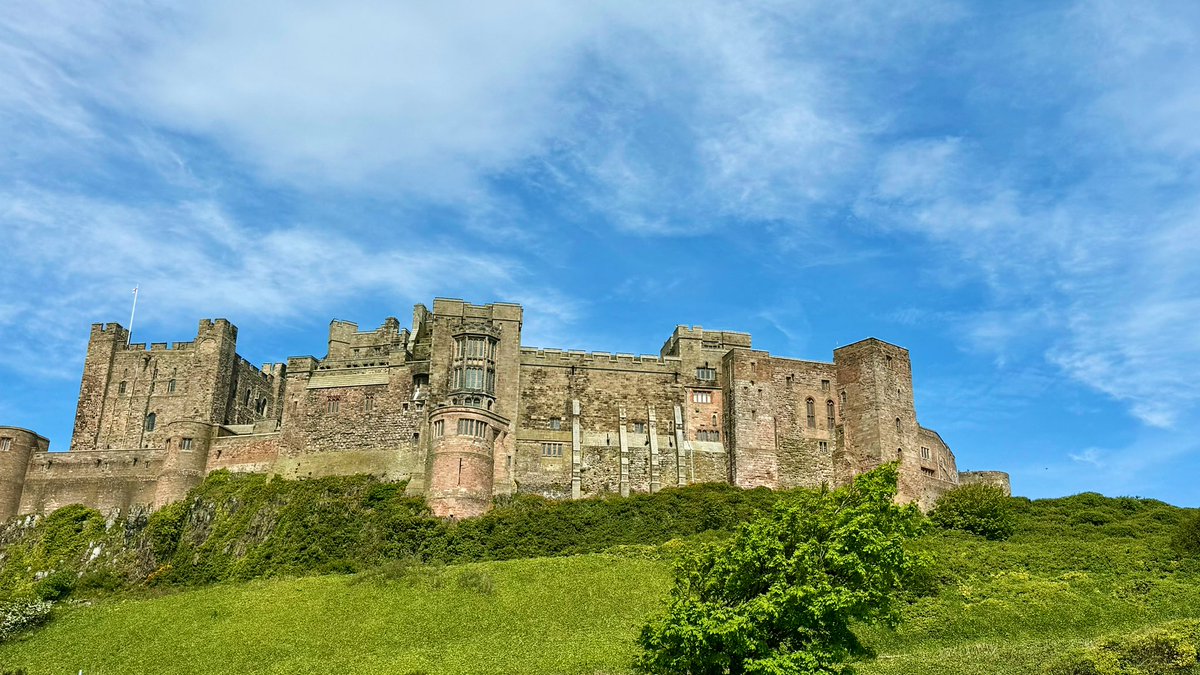 Approaching Bamburgh 😍 What a stunning sight! Northumberland 😎🏰