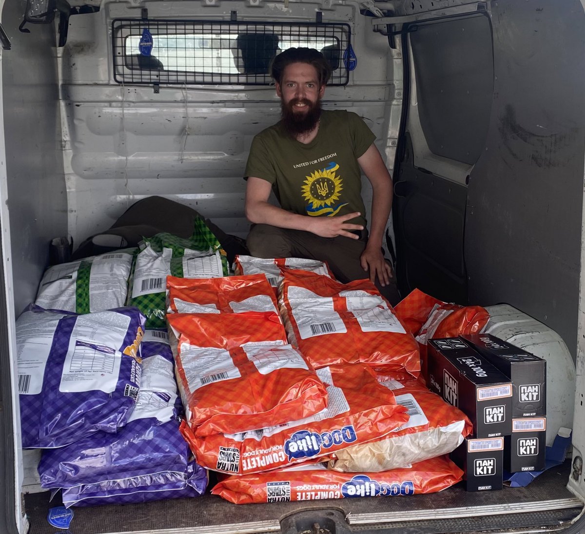 AnimalRescueUA's tweet photo. THANK YOU DONORS 🙏❤️🇺🇦
We just picked up the #animal feed, that you guys donated for!

We will start distributing immediately, as the need for feed in #Ukraine is acute! 

SUPPORT OUR WORK👇👇
https://t.co/LwHzDXBAHe

#AnimalRescue #Dogs #cats #animals https://t.co/zOSVy0Nq8y