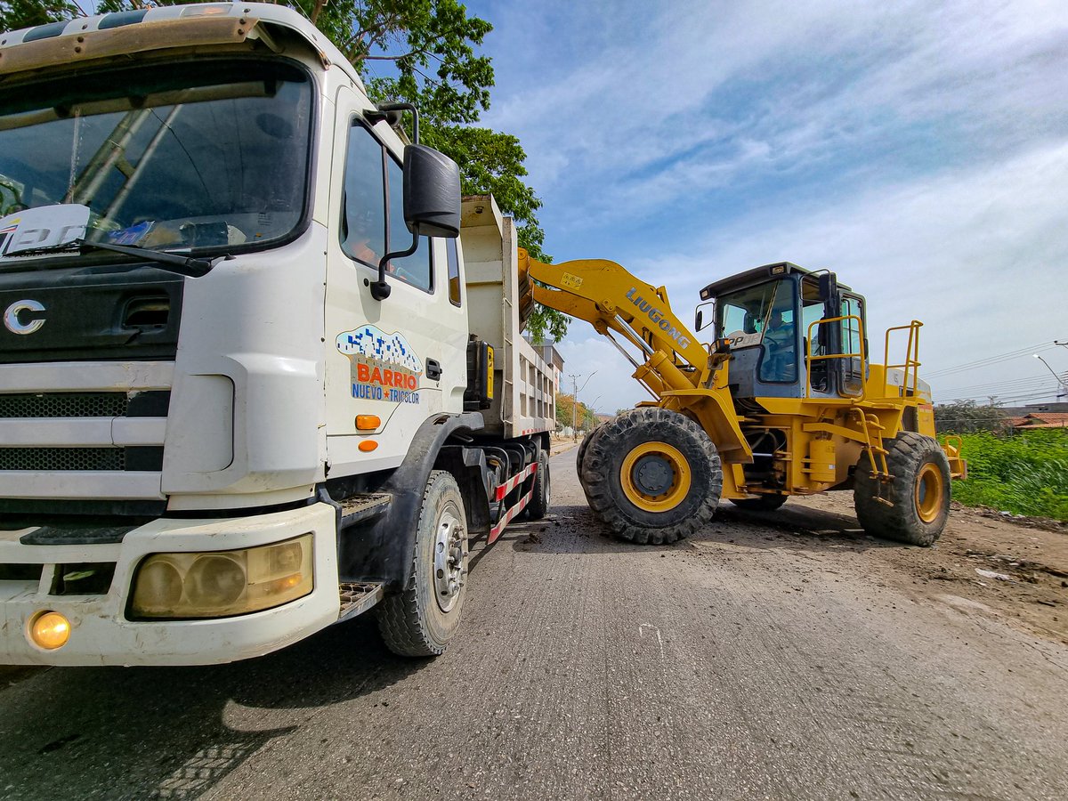 #Limpieza|| Una vez más, gracias a la misión Barrio Nuevo Barrio Tricolor, se llevó a cabo la recolección de sedimento en el canal del sector Los Cocos de Cumaná. Una invaluable labor beneficiando asi a más de 300 familias.

<a href="/NicolasMaduro/">Nicolás Maduro</a> 
<a href="/GRaulparedes/">Gral. Raúl Paredes</a> 
@GPintoVzla