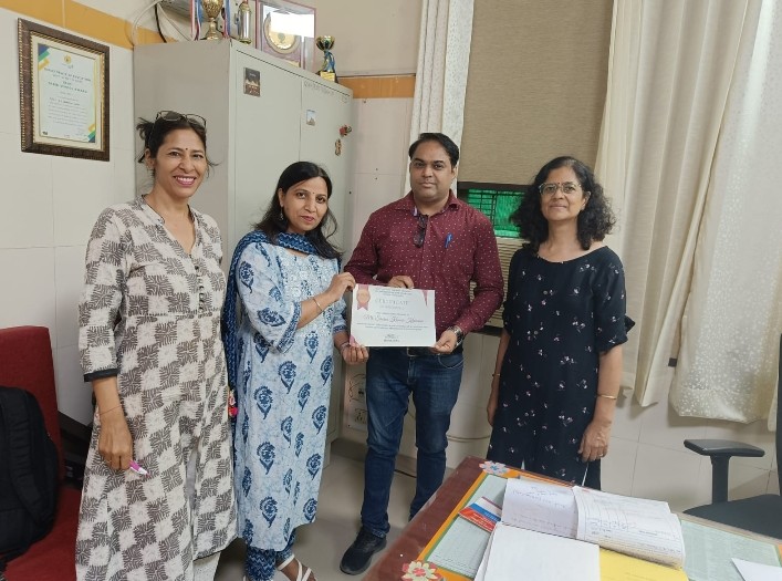 Sachinkkhurana's tweet photo. HONOURED to receive an appreciation letter for my role as a Mentor teacher from HOS 
Ms Minakshi mam of @skvb3PV
Paschim vihar school.
Thank you for the recognition !!! #Mentorship .
@Dir_Education 
@PbpandeyB https://t.co/1E1QwBjTah