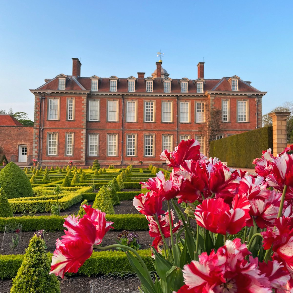We’re absolutely loving this glorious weather and it’s set to continue this weekend so why not come join us at Hanbury Hall to soak up the sun in the beautiful gardens 😍☀️

Plan your visit 🔗 nationaltrust.org.uk/visit/worceste…

#gardens #fridayfeeling #hanburyhallnt #worcestershirehour