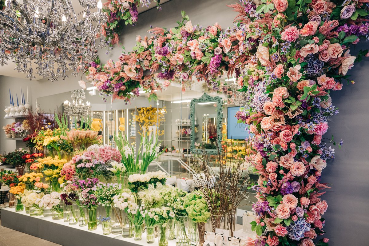 neillstrain's tweet image. An exquisite array of spring blooms adorning our Mayfair boutique, nestled at 8 Davies Street. Step into a realm of floral elegance and embrace the essence of the season!

#MayfairFlorals #SpringElegance #NSFC #NeillStrain #NeillStrainFloralCouture #SpringBlooms #Mayfair #Harrods