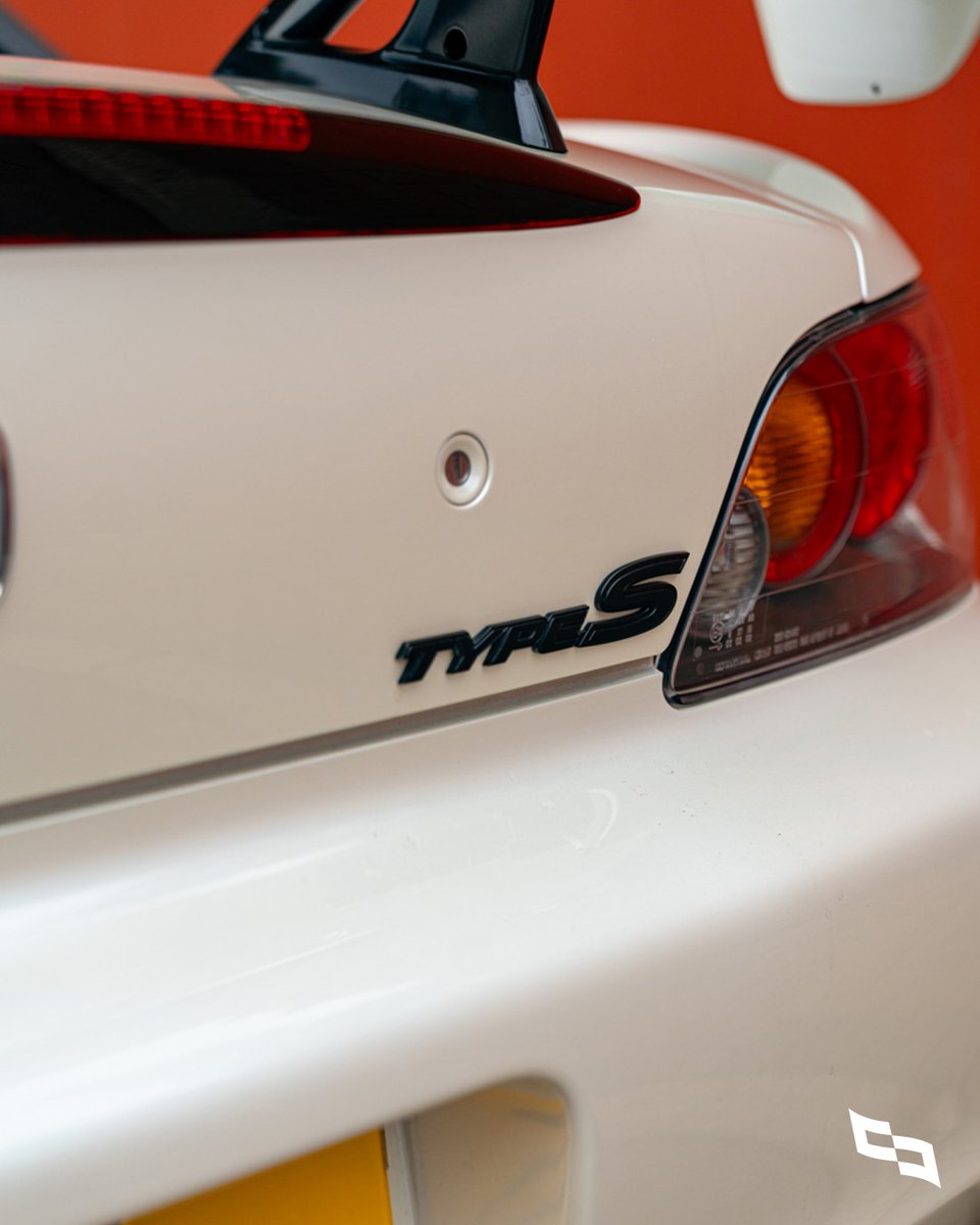 collectingcars_'s tweet photo. This Honda S2000 Type S is an entertaining, driver-focused roadster, fitted with a few choice modifications. ⁠
⁠
📍LIVE NOW - Hong Kong⁠
⁠
https://t.co/MVWwssQunq
⁠
#CollectingCars #Honda #JDM #S2000 #SportsCar #HongKong https://t.co/gTokn1exTP