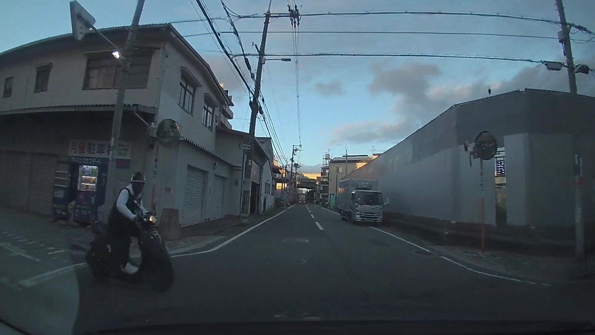 i_ism_dr2's tweet photo. 5月8日18時29分頃 大阪市住之江区東加賀谷1丁目を東に走行中に一旦停止無視で走行してきたバイクに当て逃げされました!
黒のバイクで前面に白い汚れ？塗装？が付着？
警察に通報済み、情報提供お願いします🙏
#当て逃げ #大阪市 #住之江区
#東加賀屋 #北加賀屋 #拡散希望 #ひき逃げ https://t.co/MdeObdPMcV
