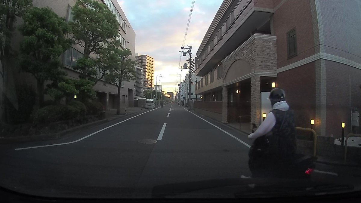 i_ism_dr2's tweet photo. 5月8日18時29分頃 大阪市住之江区東加賀谷1丁目を東に走行中に一旦停止無視で走行してきたバイクに当て逃げされました!
黒のバイクで前面に白い汚れ？塗装？が付着？
警察に通報済み、情報提供お願いします🙏
#当て逃げ #大阪市 #住之江区
#東加賀屋 #北加賀屋 #拡散希望 #ひき逃げ https://t.co/MdeObdPMcV