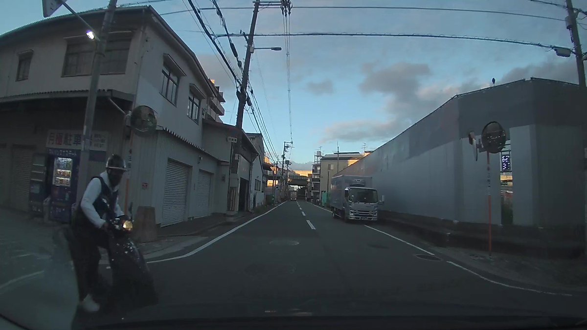 i_ism_dr2's tweet photo. 5月8日18時29分頃 大阪市住之江区東加賀谷1丁目を東に走行中に一旦停止無視で走行してきたバイクに当て逃げされました!
黒のバイクで前面に白い汚れ？塗装？が付着？
警察に通報済み、情報提供お願いします🙏
#当て逃げ #大阪市 #住之江区
#東加賀屋 #北加賀屋 #拡散希望 #ひき逃げ https://t.co/MdeObdPMcV