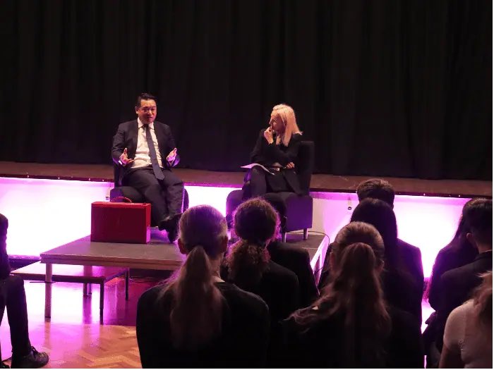 🗞️ | Alan Mak MP visits Cheadle Hulme High School, providing students with an insight into a career in politics and a look into the famous ‘Red Box’. Full story: chhs.org.uk/alan-mak-mp-vi…