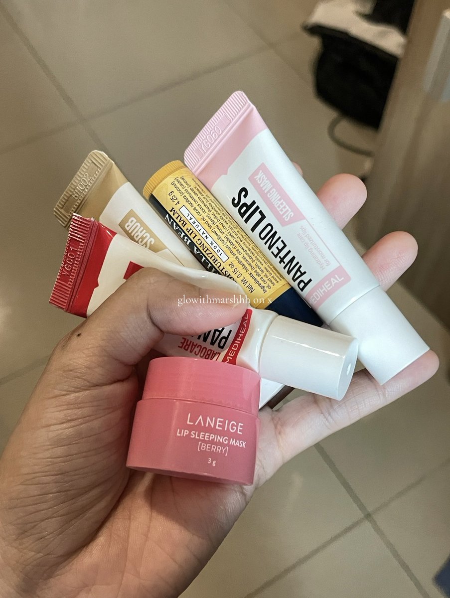 My current  lipbalm/scrub collection  🫶🏼🫶🏼

I rate from paling ok to kurang ok: