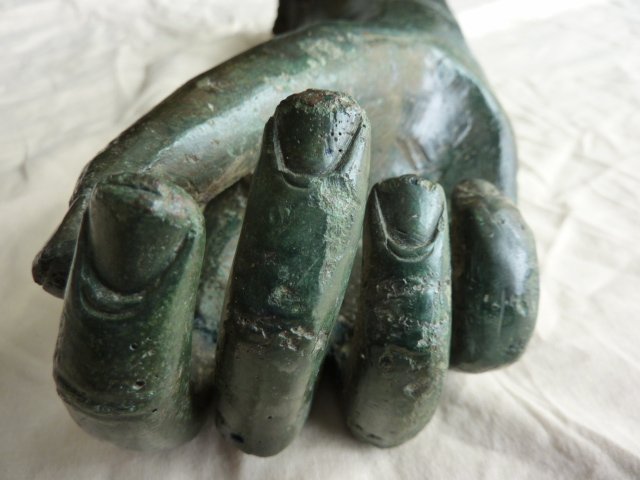 #CDAS #FindsFriday this week brings a  #Roman bronze arm found near Halnaker, #WestSussex, in 1970 and is now in @TheNovium. Posted originally by @Durotrigesdig, it probably comes from a life-size statue in the @ChichesterDC area.
