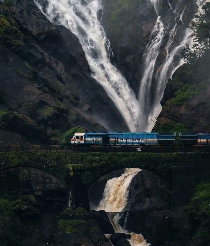 स्मृतियों की अस्थियां हैं मेरी गंगा गोदावरी में तूफ़ान चला करते हैं अंतर्मन की कावेरी में मुझमें बहती रहती है निःछल विरह की नर्मदा फिर इठलाती भी है संगम सी यमुना सर्वदा मैं कबसे किसी की गोमती के उस पार खड़ा हूं इक सरयू में डूबा हूं जाने क्यों मझधार बना हूं - कार्तिकेय