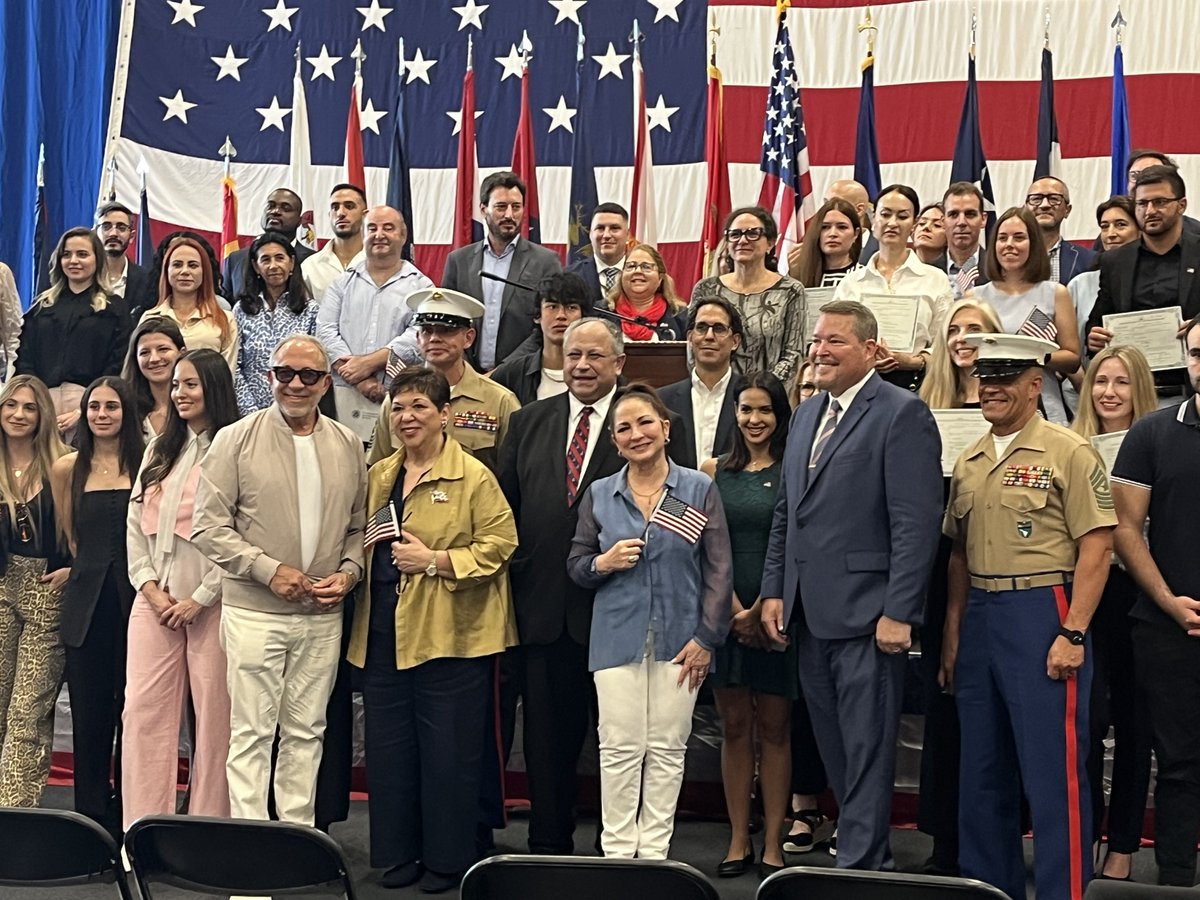 .@SECNAV helped USCIS welcome 60 #NewUSCitizens aboard @LHD5 at this year's @fleetweekmiami. Special guests and fellow naturalized citizens, @GloriaEstefan and @EmilioEstefanJr were in attendance to welcome our new citizens. Congratulations! 🥳