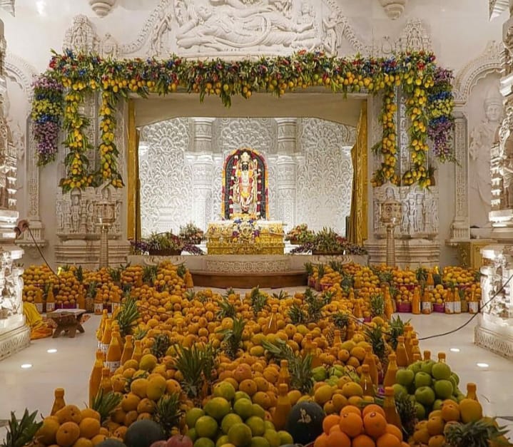 अक्षय तृतीया पर 11000 फलों का भोग..!! अयोध्या अक्षय तृतीया पर आज श्री राम जन्मभूमि मंदिर को आकर्षक ढंग से सजाया गया। गर्भगृह के द्वार को फलों से सुसज्जित किया गया। प्रभु श्रीरामलला को 11000 फलों का भोग लगाया गया। जय श्री राम 🙏🏻🚩