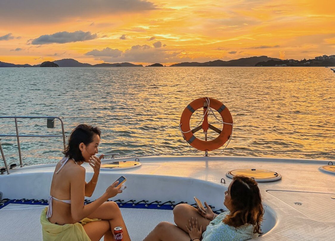 Kalau nak rasa vibes nature and feeling2 macam orang kaya boleh try Dinner Sunset Cruise di Langkawi 😆 Total RM250/pax 🫶🏻  Sekali buffet dinner sambil layan sunset 🌅 

📍Langkawi Island