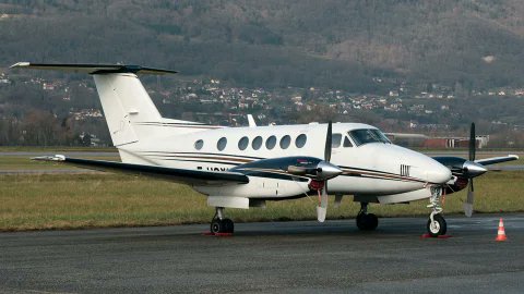 Un avión bimotor B200 King Air se encuentra perdido desde las 4 de la tarde de este jueves en el Sur del Lago tras despegar desde Maracaibo rumbo a Porlamar con ocho pasajeros a bordo, de acuerdo con NTN24. La corresponsal de Unión Radio en Zulia, Madelyn Palmar, me amplió los