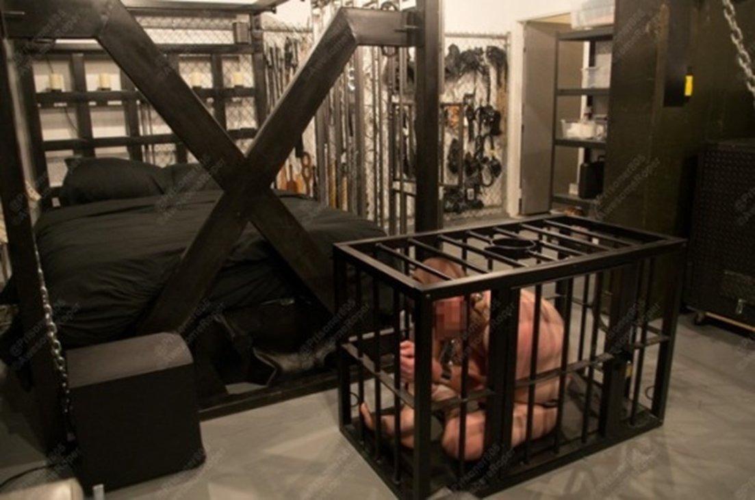 securedbysteel's tweet photo. While ITs Master will sleep very comfortably in a king size bed, IT is locked in a small cage. IT is handcuffed, shackled, collared, with a tight chastity belt securing ITs cock, and a huge plug up ITs butt. “Good night slave; tomorrow, IT will be chained in the “stand up” cage.” https://t.co/o1vJNNFtO2
