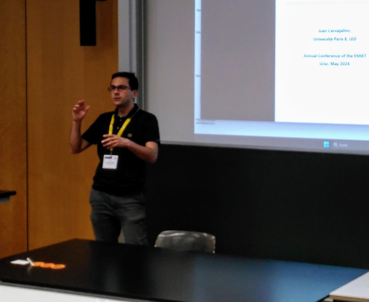 Juan Carvajalino (@UnivParis8) is presenting a paper at #eshet2024 on  games, rules, behaviour, fairness, unfairness,... and the 'heuristics of otherness' #morgentern #vonneumann ...in short a tension between ruled-based fairness and behavioural unfairness !