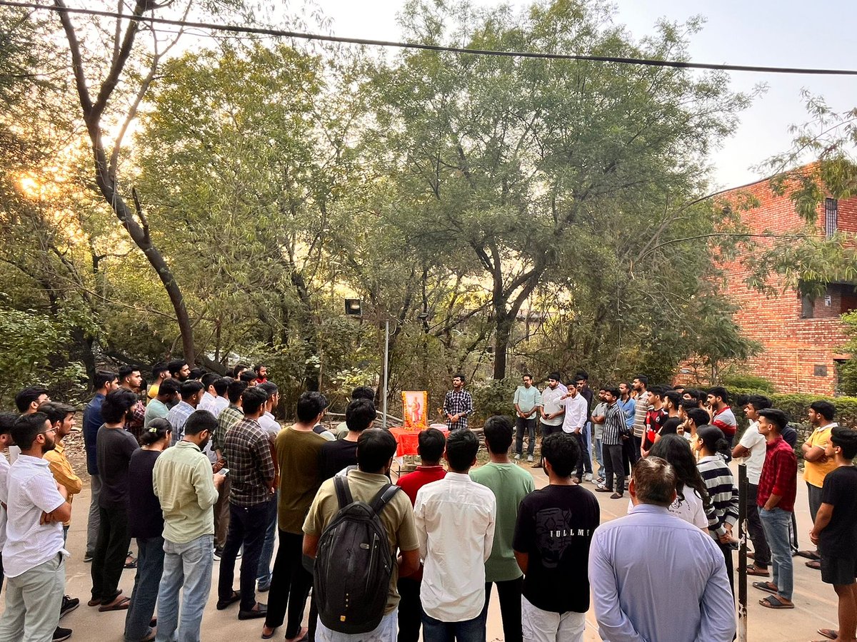 JNU दिल्ली में धूमधाम से मनाई राणा प्रताप जयंती 🙏

कल राष्ट्रिय गौरव तथा स्वतंत्रता और स्वाभिमान के वैश्विक प्रतिमान महाराणा प्रताप जयंती के अवसर पर JNU के साबरमती लॉन में परिसर के कॉमन छात्रों तथा प्रताप युवा शक्ति के संयुक्त तत्वावधान में पुष्पार्चन और संगोष्ठी का आयोजन किया