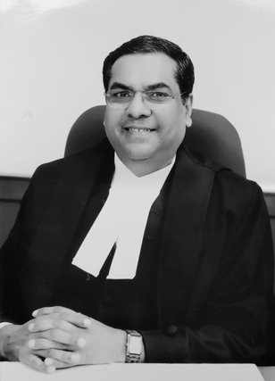 This is Justice Sanjiv Khanna, one of the judge who gave interim bail to Arvind Kejriwal.

His father Dev Raj Khanna was High court judge and his uncle Hans Raj Khanna was a supreme court judge.

This is how collegium system works!