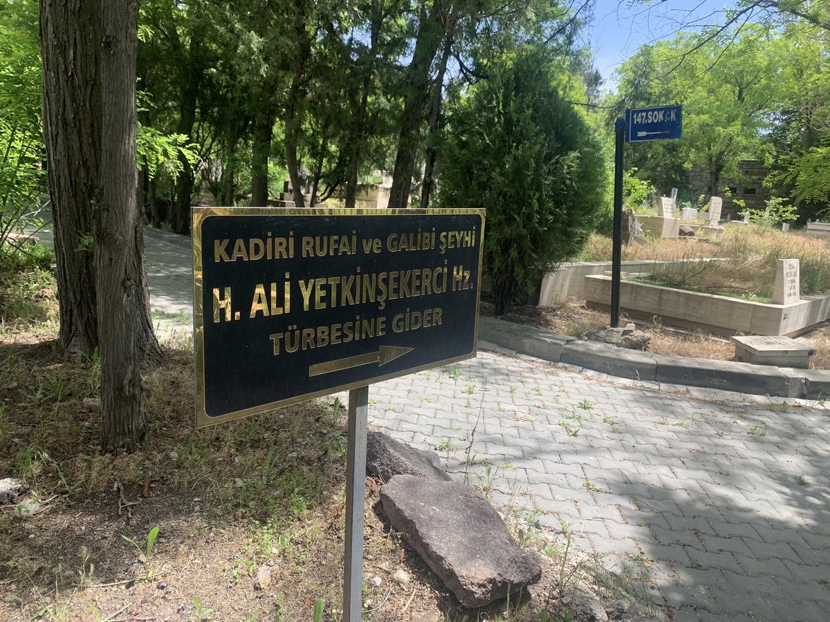 Bu fotoğrafı bugün Cebeci Asri Mezarlığı’nda çektim. Sevgili arkadaşım Tayfun Angın'ın biricik annesi Sıdıka Solmaz’ı sonsuzluğa uğurladıktan hemen sonra. O kapıdan çıkmayacaktım aslında ama her Cebeci ziyaretimde yaptığım gibi Uğur Mumcu’nun başında kısa bir mola için