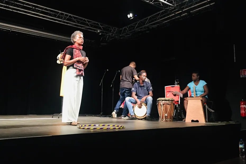 En Guyane, une pièce de théâtre commémore l'arrivée des sinistrés de la Montagne Pelée ➡Ce spectacle a été monté à partir de témoignages de descendants martiniquais provenant des archives communales.⤵ 📱💻la1ere.francetvinfo.fr/guyane/une-pie…