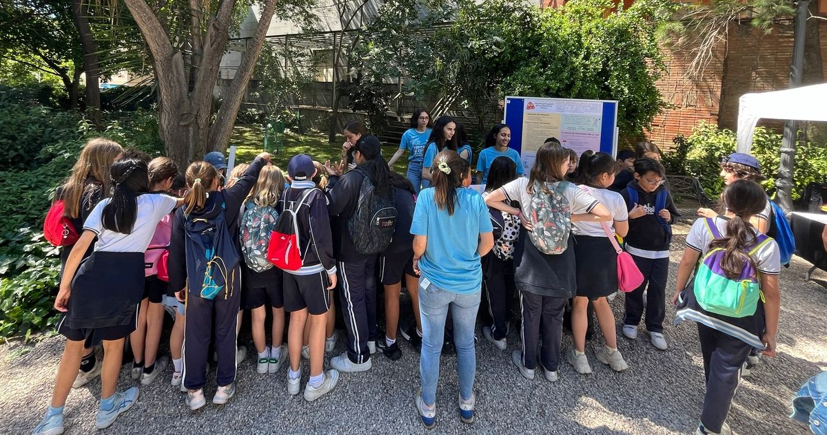 Sara_Marti2's tweet photo. Jugant al DISBIOTIK, el joc del Trasplantament de Microbiota, demà podeu tornar a jugar a la Festa de la Ciència de la @UniBarcelona
@hbellvitge @idibell_cat @CIBERES https://t.co/0rjVy27Xtt