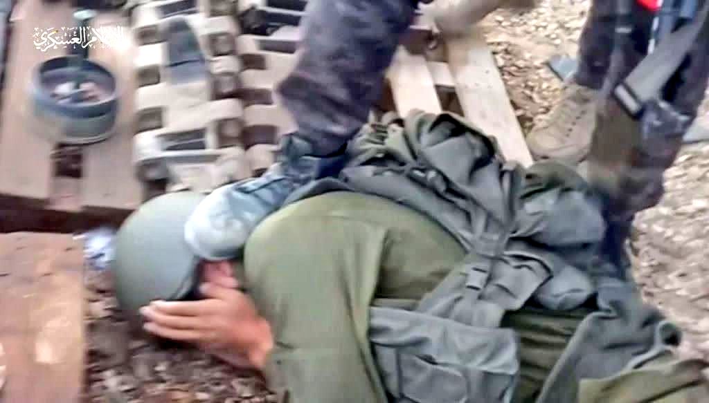 🛑 The capture of a ranger from the Zionist regime's special forces in the #Gaza Strip by the Qassam battalions ۔