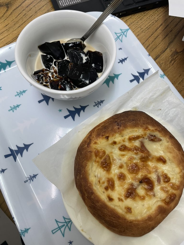 今日の午後は、みんなで運営会議！
こみっとプレイスでは、みんなで決める運営会議を2ヶ月に１回開催しています。

午前中は、自分のまかないを作ろうとのことでパン作り～🥐
デザートはカフェのコーヒーゼリー✩.*˚*

とても美味しかったです(◍¯∀¯◍)