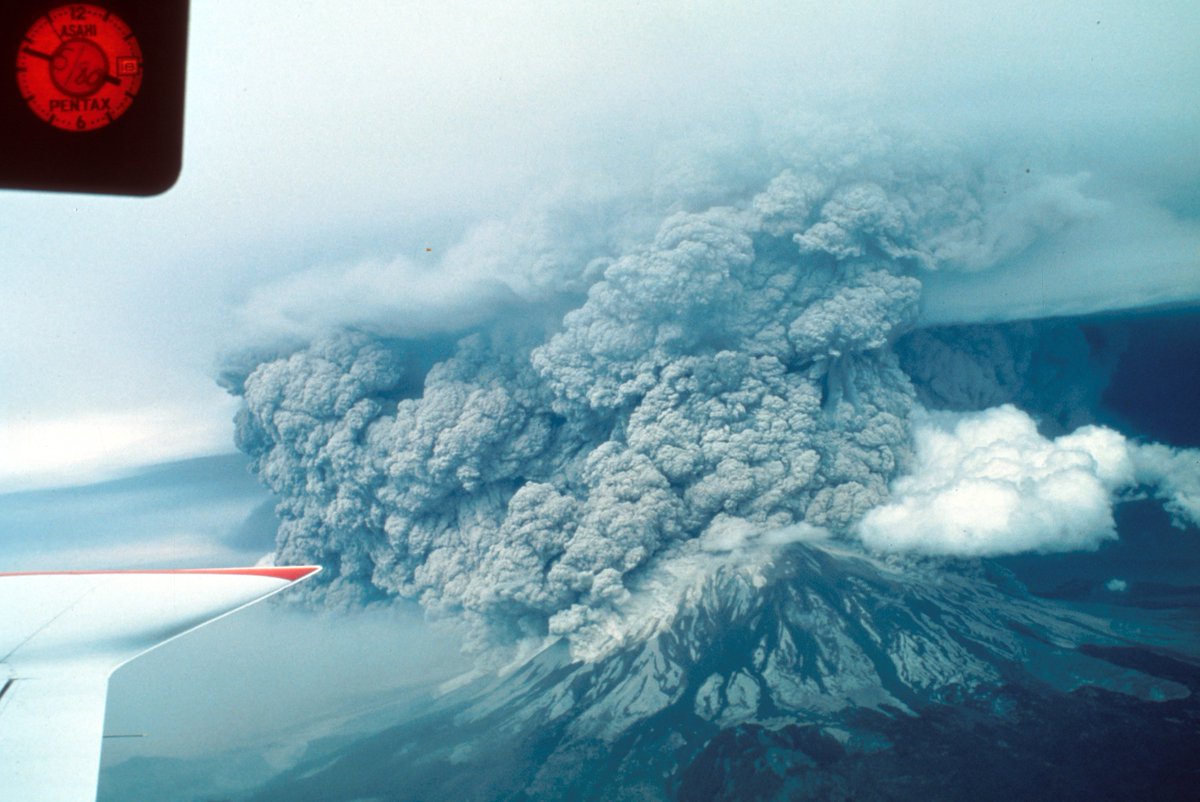 May is #VolcanoAwarenessMonth in WA. Today, meet #MountStHelens, a site of continuous geologic change. Landslides tear the volcano apart while lava flows & domes work to rebuilt it. Large explosive eruptions blanketed the PNW with ash, lahars swept down valleys for tens of miles.