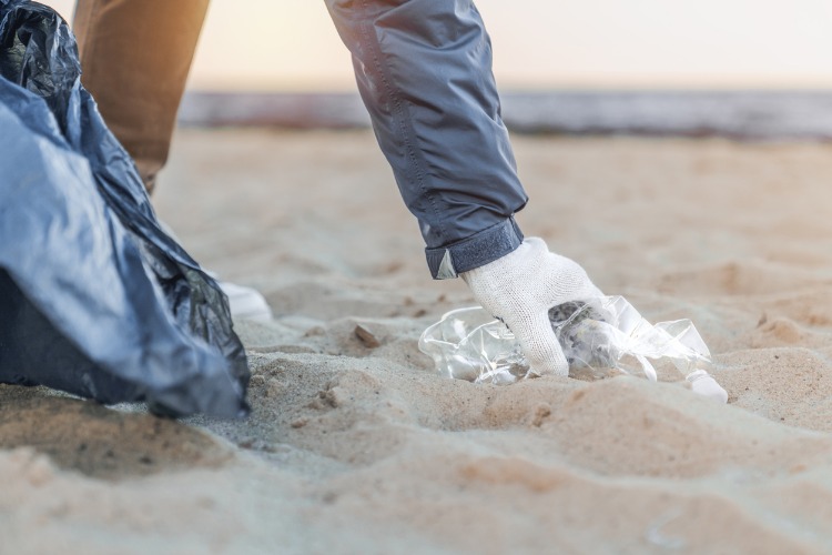 Ramasser du plastique sur les plages, est-ce que ça sert vraiment ? Les associations répondent ⬇️ carenews.com/carenews-info/…