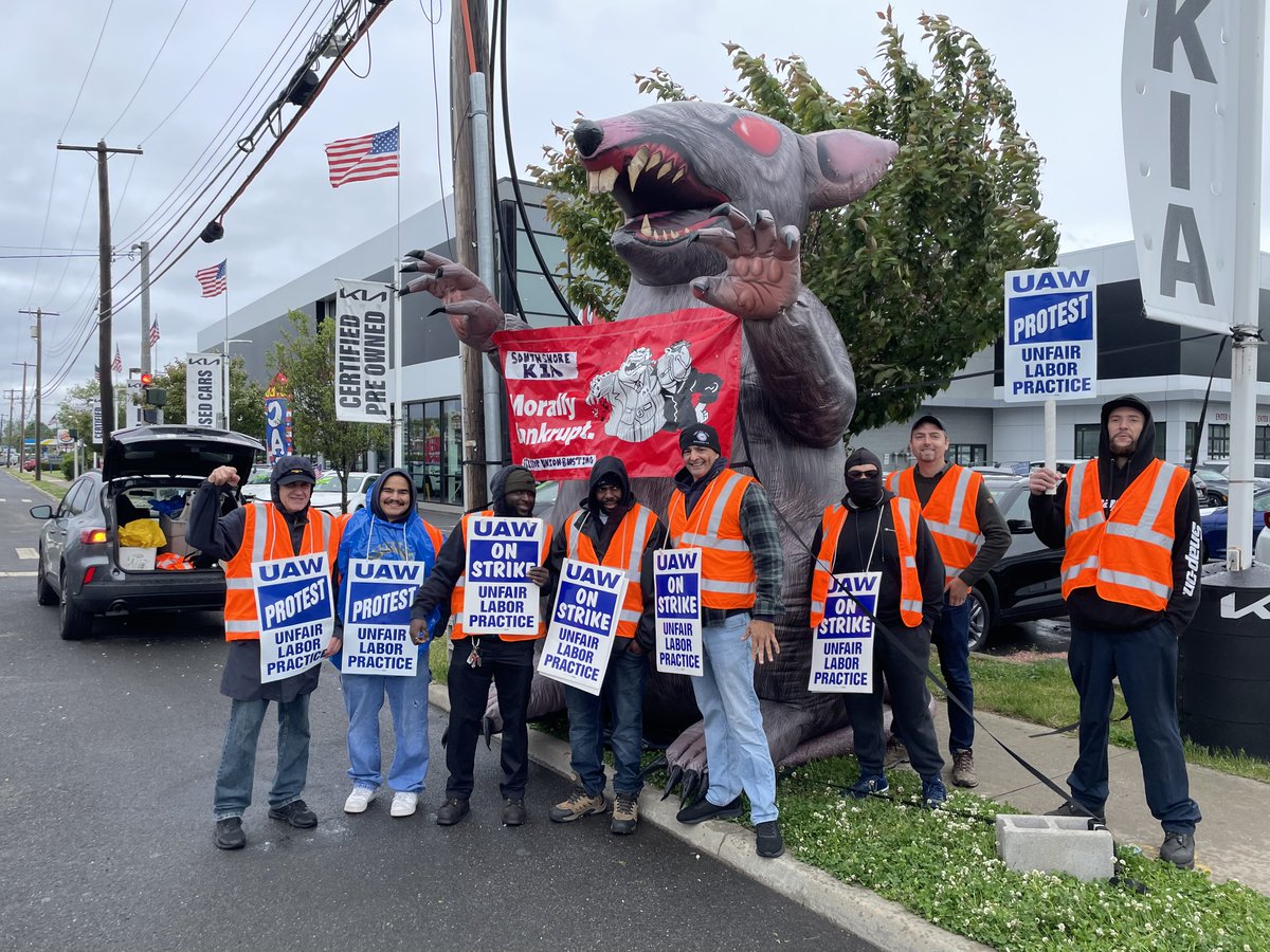 Hey boss, sell the boat, pay the healthcare!
UAW Local 259 is standing up for a fair contract at South Shore Kia! 
#StandUpUAW #Solidarity