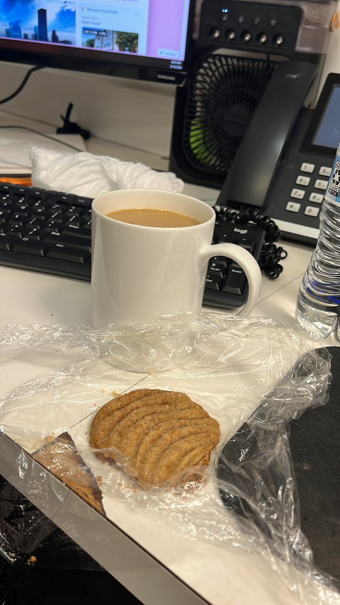 Buen día.  Cafésitoooo con galletas, hechas por mi madre.  Las mejores del mundo. 
<a href="/ca_acosta/">Carlos Andrés Acosta</a> 
<a href="/fervarelahn/">Fer Varela</a> 
<a href="/luislarahn/">Luis Lara</a>