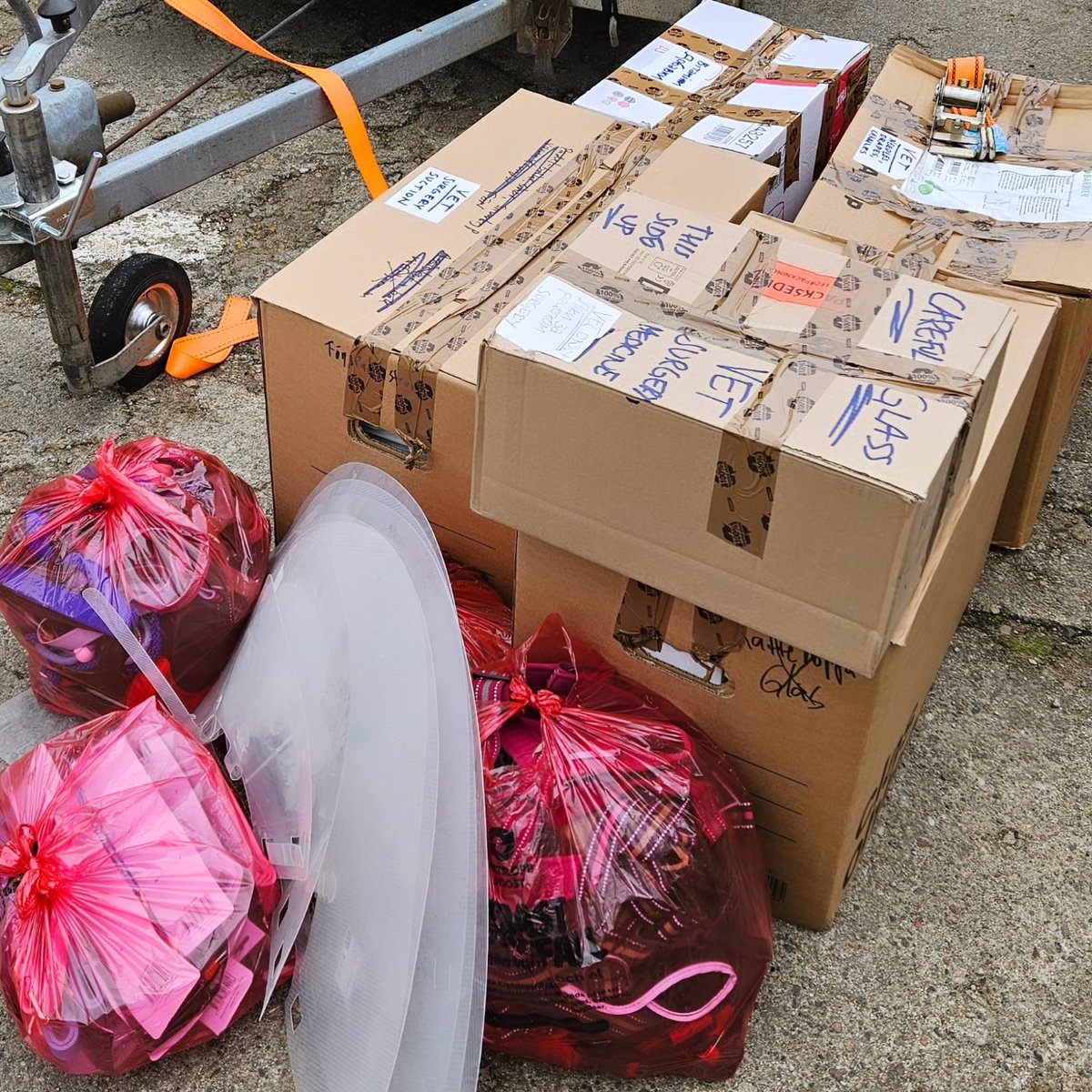 MHF_Poland's tweet photo. Our friends from Sweden just delivered a load we need to drop off to Ukraine. We need 400€ for all trip. Donation for the tails:
https://t.co/RTnU4PKdAk 
Stripe: https://t.co/SWyFXz2N2f 
BLIK: 518 902 013 
Please help us! We are having to many hungry dogs and cats on frontline 🥹
#Ukraine #UkraineRussiaWar #UkraineWar #strayanimals #dogrescuer #dogsrescuer #tails #dogs #cats #dogrescue #donation #helpforanimals #followme #animallover #AnimalWelfare