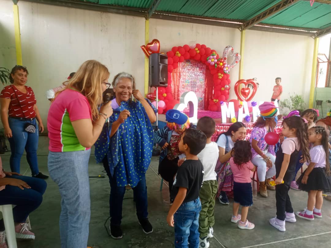 CEIN Alejandro Humbolt,  Celebrando el día  de las Madres con juegos deportivos y recreativos,Parroquia los Tacarigua Mcpio Girardot.
#VenezuelaFestivalDeAmor 
<a href="/NicolasMaduro/">Nicolás Maduro</a> 
<a href="/_LaAvanzadora/">Yelitze Santaella</a> 
@MPPEDUCACION 
<a href="/LeiraSuarezPsuv/">LeyraSuarezPsuv</a> 
<a href="/Soykarinacarpio/">Karina Carpio</a>