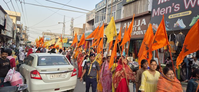 #Anupgarh: भगवान परशुराम जन्मोत्सव पर निकल गई शोभायात्रा

ब्राह्मण समाज द्वारा निकाली गई भव्य शोभायात्रा, अनूपगढ़ के शिव मंदिर से शुरू हुई...

#RajasthanWithFirstIndia #ParshuramJayanti 

Watch Live: youtube.com/live/bofuaJPiu…