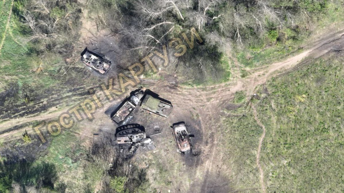 ⚡️A more detailed photo of four destroyed 🇷🇺Russian BMPs and a truck that tried to advance in the morning in the border area of ​​the 🇺🇦Kharkiv region