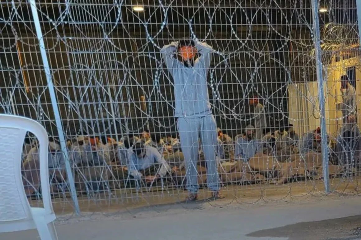 TERKINI 

NERAKA PENJARA NAQAB 

Gambar ini bocor dari Penjara Sde Teman di Naqab di mana ratusan rakyat Palestin dari Gaza dipenjarakan di sana 

29 rakyat Palestin disahkan gugur di sana buat masa ini di sana. Ada banduan dipotong kaki atau tangan kerana digari secara