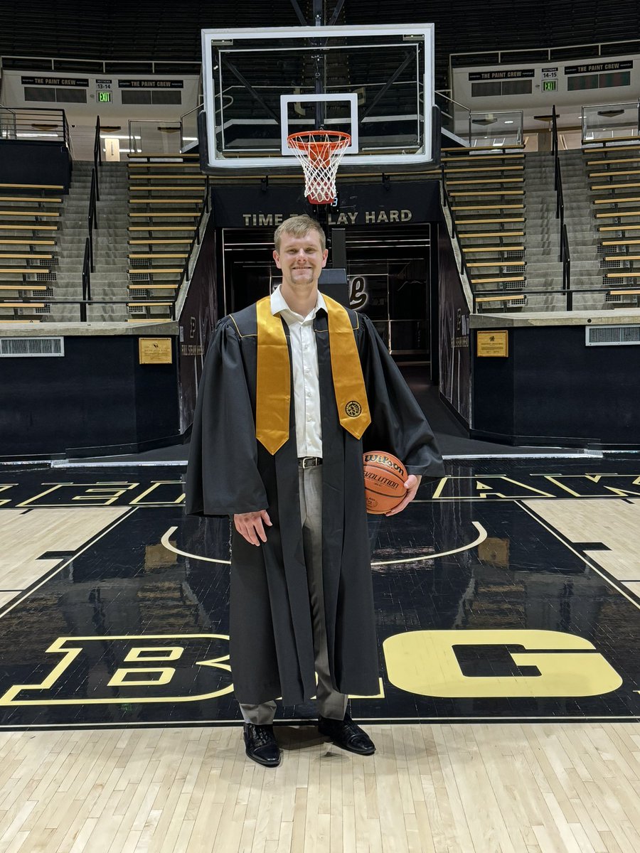 Commencement Day for @CarsonB34 . We’ve enjoyed this incredible journey with you @BoilerBall & looking forward to many more memorable moments. Congratulations on being a Grad Assistant coach. Go be great 💛🎓🖤🏀