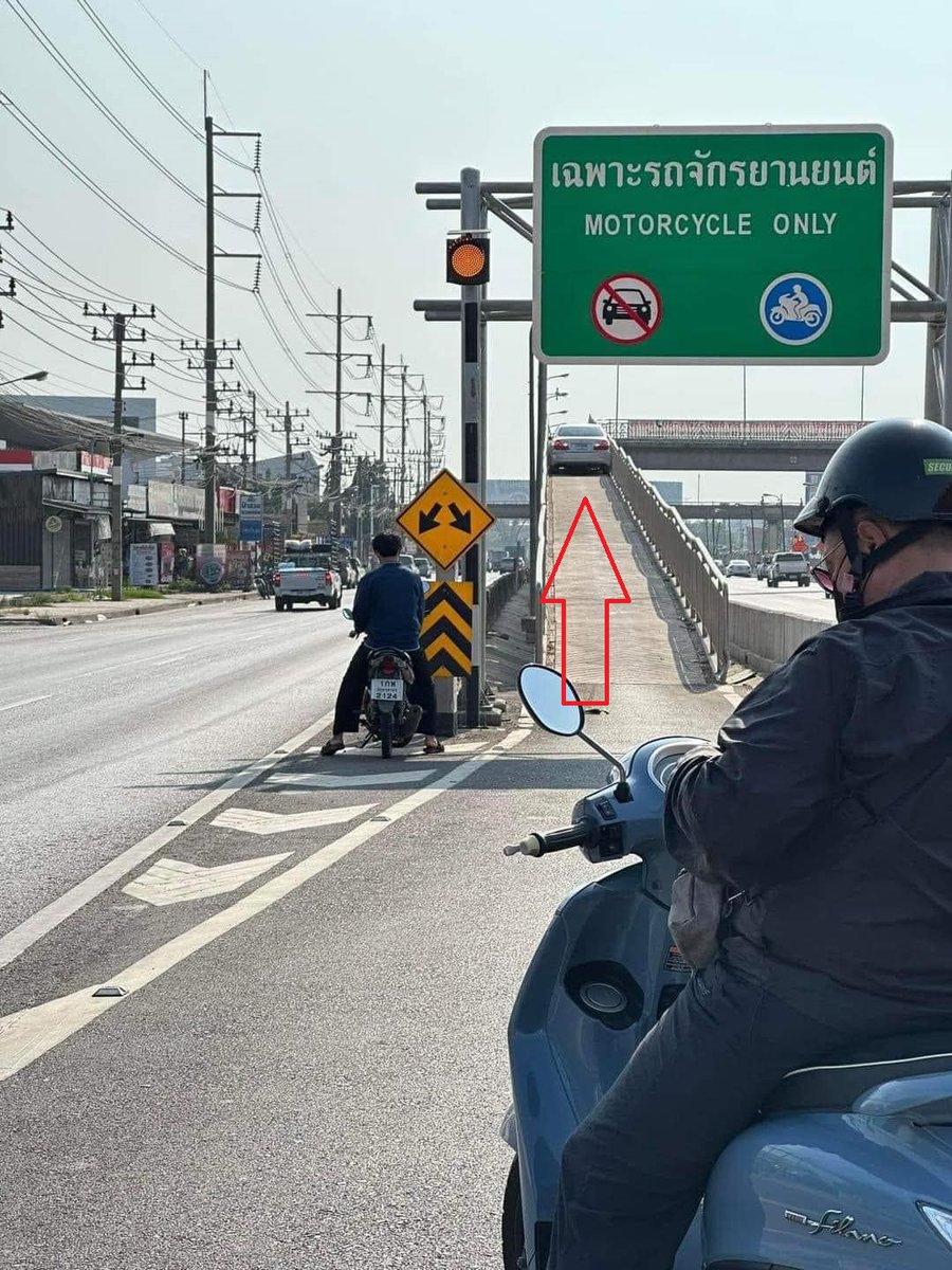 Sooo Tweeties, der Tag ist rum, hier noch 30 Grad, es grummelt so vor sich hin, vllt kommt ja noch was...

Sooo typisch Thailand:

Ich habe dem Airconfutzi nun zum 5. mal geschrieben, was nun ist mit der Reinigung...KEINE ANTWORT...

Der Mann einer Kollegin meiner Frau, nie Geld,