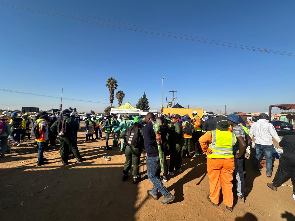 Jozi! It's a busy Friday, Cleaning campaign at ward 5 in Driezik our Pikitup Depot there to help #StopIllegalDumping @CityofJoburgZA @JackSekwaila