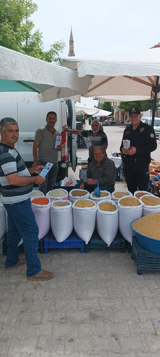 Toplum Destekli Faaliyetler kapsamında,  İlçe Emniyet Amirliği personelleri tarafından KADES, 112 ve dolandırıcılıkla ilgili vatandaşlarımıza bilgilendirme yapılmış olup, broşür dağıtılmıştır.
Emeklerinden dolayı Emniyet Personellerimize teşekkür ederiz.