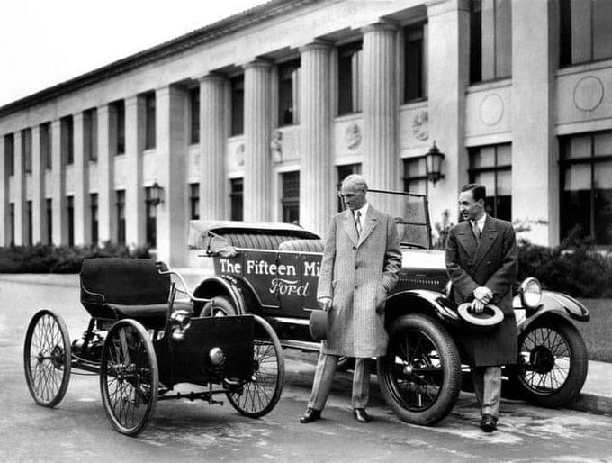 Henry Ford oğlu Edsel ile yaptıkları ilk ve 15 milyonuncu arabayı birlikte incelerken! Sene 1927. O sırada ülkemizde şapka giyilerek gelişeceğimiz anlatılıyor, giymeyenler de asılıyordu. Şimdi bugün neden Almanya ABD seviyesinde değiliz diye yine bizi suçluyorlar!