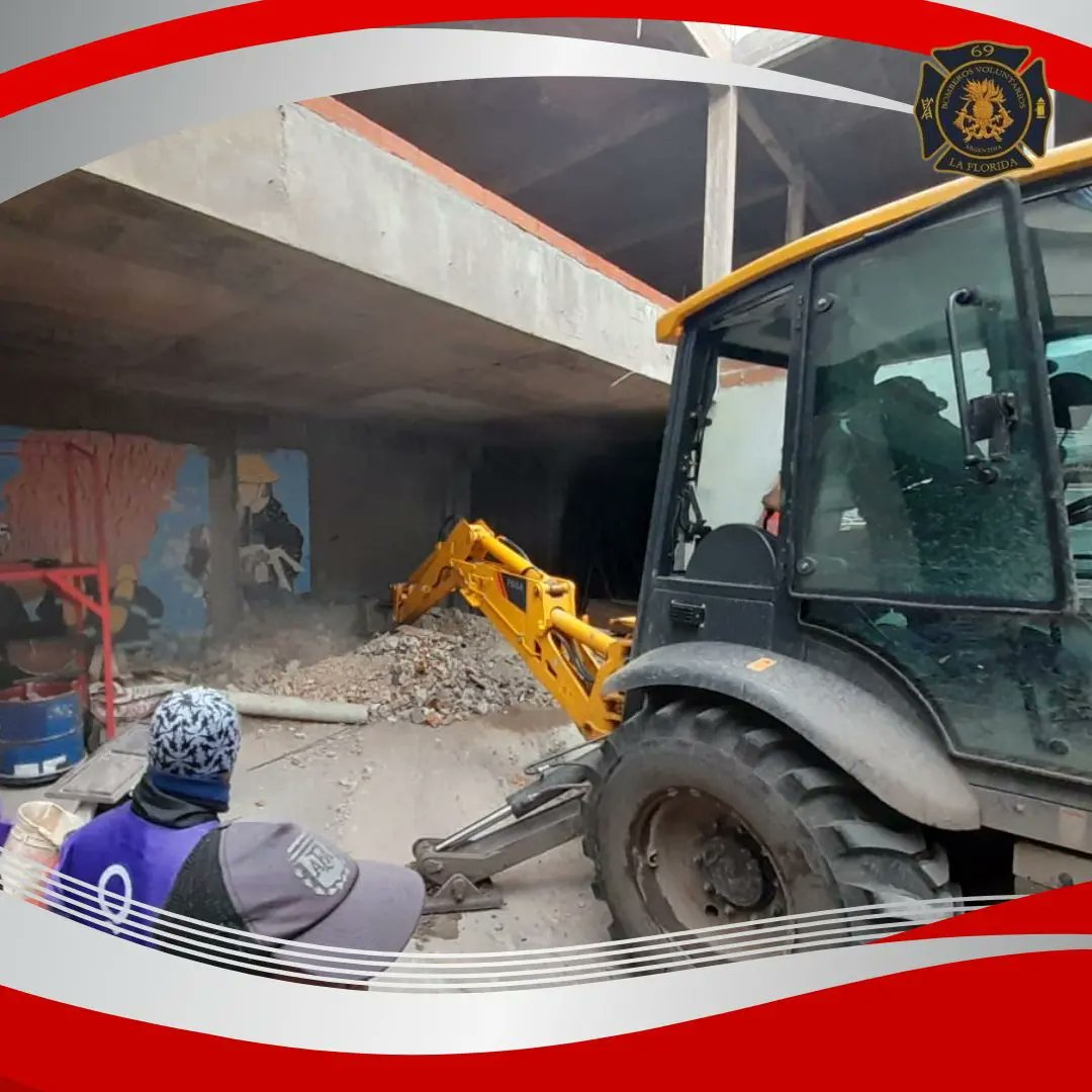 bvlaflorida's tweet photo. Durante la mañana de hoy, el Director de dicha Base Guillermo Arriolla, junto su equipo y maquinaria nos brindaron la especial colaboración para la extracción de material en desuso y escombros generados por las obras en la Institución, muchísimas gracias por la dedicada atención. https://t.co/uvv62V67Jj