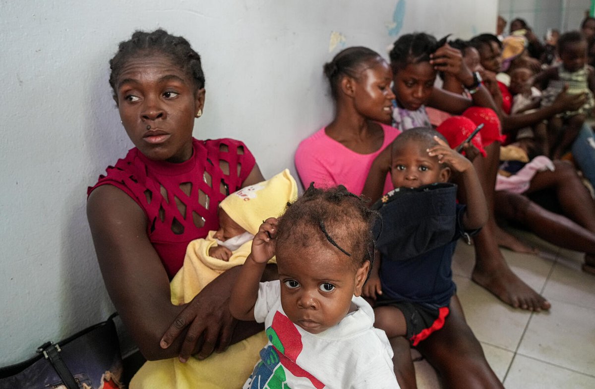 .@BrunoMaesUnicef Rep. @UNICEFHaiti visitó el Hospital Universitario La Paix, Puerto Príncipe, donde cientos de familias llegan tras recorrer largas distancias por atención de salud. En la capital, 6 de cada 10 hospitales permanecen cerrados por la intensificación de violencia.