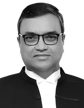 vijaygajera's tweet image. This is Justice Dipankar Datta who gave interim bail to Arvind Kejriwal.

His father Salil Kumar Datta, was a former Judge of the Kolkata high court and His brother in law Justice Amitava Roy, is a former Judge of the Supreme Court of India!

Collegium system has ruined India!